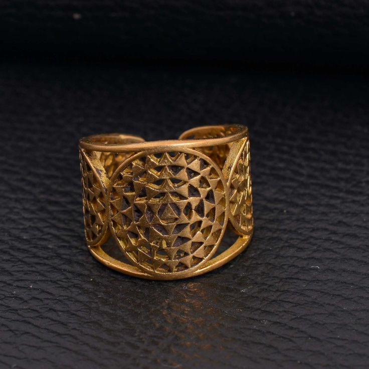 Sri Yantra Band, Adjustable Ring, Boho Tribal Festival, Yoga Jewelry, Brass Ring, Handmade, Indian Jewelry, Meditation Ring Material:- Brass Size:- Any ♥Benefits Of Brass... Many people believe that by wearing brass jewelry, your skin will absorb minerals from the brass and provide the wearer with positive health benefits. Key to efficient metabolism, absorption and transportation of iron throughout the body, and melanin production in the skin, brass is an essential trace mineral. It's known to Sri Chakra, Mandala Ring, Sacred Geometry Jewelry, Geometry Jewelry, Shri Yantra, Sri Yantra, Triangle Ring, Zierlicher Ring, Meditation Rings