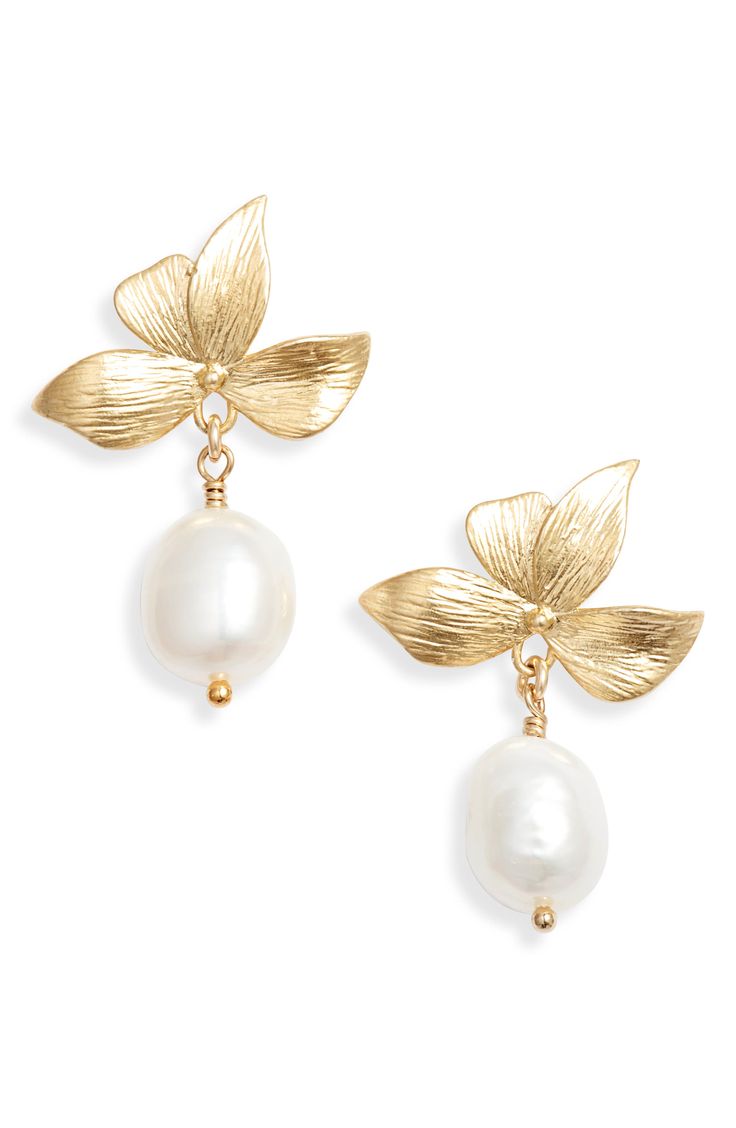 Lustrous freshwater pearls bring timeless elegance to these handcrafted drop earrings filled with polished 14-karat gold. 1" drop Post back Pearl size: 9–10mm Handcrafted Sterling silver/14k-gold fill/freshwater pearl Made in the USA Delicate Bridal Earrings, Bridal Earrings Studs, Large Pearl Earrings, Bridal Statement Earrings, Pearl Drop Earrings Gold, Matching Wedding Rings, Freshwater Pearl Drop Earrings, Bridal Earrings Drop, Pearl Earrings Wedding