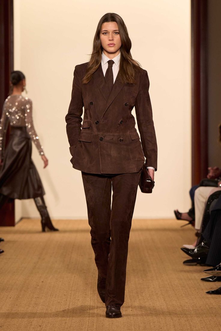 Ralph Lauren Runway, Ralph Lauren Looks, Ralph Lauren Suits, Ralph Lauren Fall, Fashion Newsletter, Jacket Outfit, Ralph Lauren Collection, Mode Inspo, Fashion Show Collection