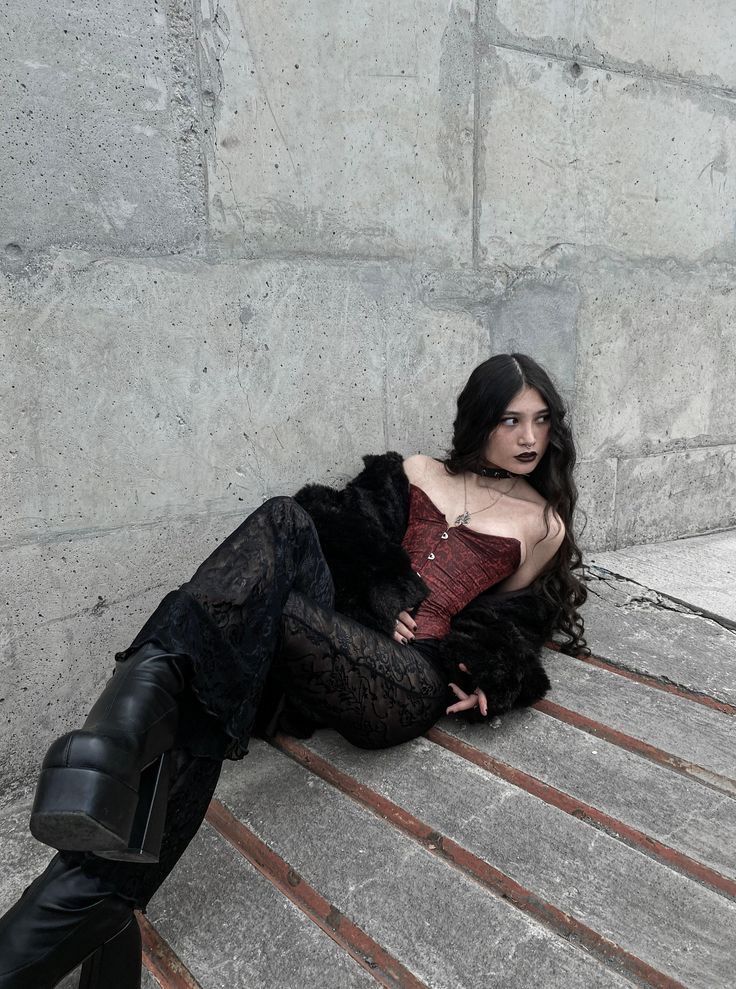 How To Style Black Corset, Vampire Style Aesthetic, Vampire Outfit Modern, Gothic Romantic Outfits, Vampire Outfit Women, Romantic Gothic Outfits, Female Goth Outfits, Vampire Core Aesthetic Outfits, Maneater Outfit