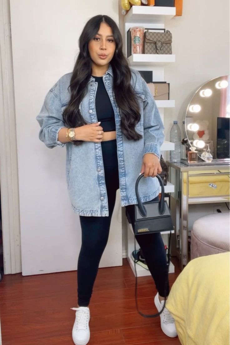 Oversized Demin Jacket Outfit Casual, Oversized Blue Jean Jacket Outfits, Shacket Outfit Women Summer, Denim Shaket Outfits, Denim Shaket Jacket Outfit, Black Denim Shacket Outfit, How To Style Oversized Denim Shirt, Denim Shirt Jacket Outfit Women, Oversized Denim Jacket Outfit Spring