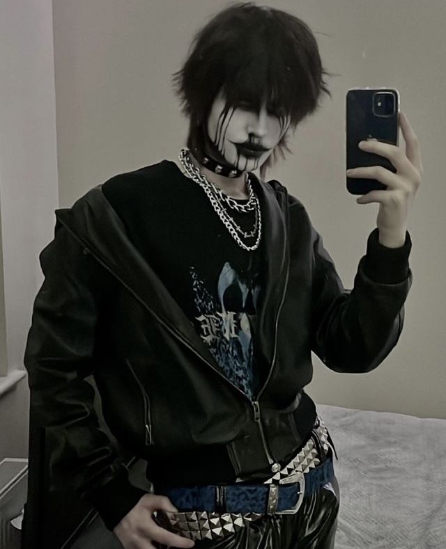 Black Metal Makeup Man, Gothic Make Up Looks, Alt Male Makeup, Trad Goth Male Outfit, Gothic Men’s Makeup, Male Gothic Makeup, Masc Vampire Makeup, Goth Makeup For Men, Goth Mens Makeup