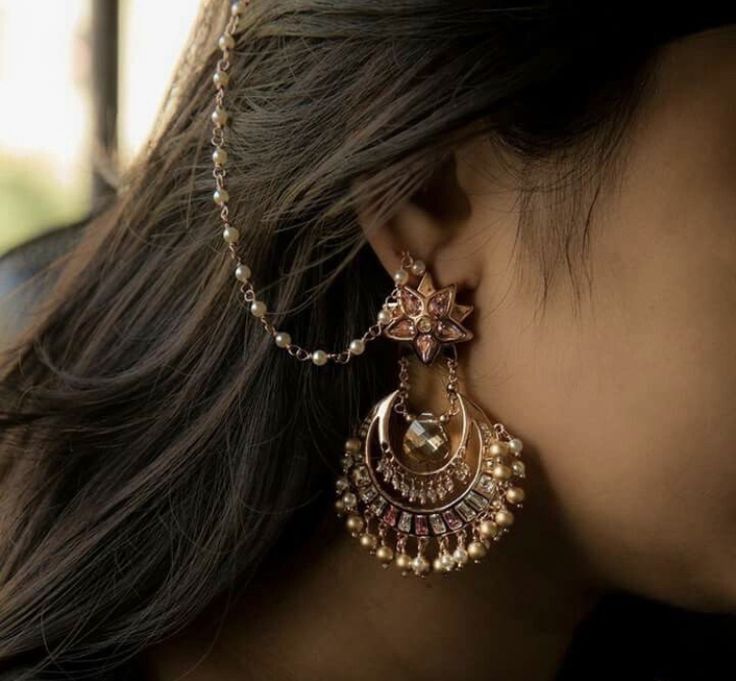 Wedding Jewelry Ideas For Bride Indian, Traditional Earrings Indian Jewelry, Jhumkas Aesthetic, Traditional Jhumka, Vintage Indian Jewelry, Jewellery Traditional, Jhumka Designs, Indian Wedding Jewelry Sets, Indian Bridal Jewelry Sets