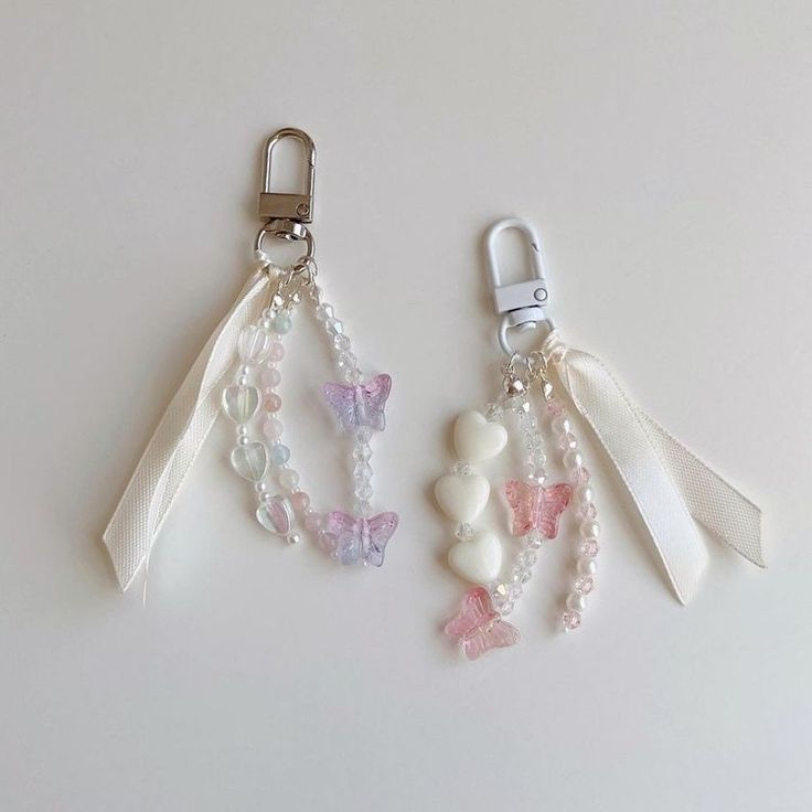 Aesthetic Beaded Keychain, Cute Bead Keychains, Beaded Keychains Aesthetic, Key Chain Beads, Keychain Beads Aesthetic, Cute Beaded Keychains, Keychain Aesthetic Diy, Beads Keychain Ideas, Kpop Charms