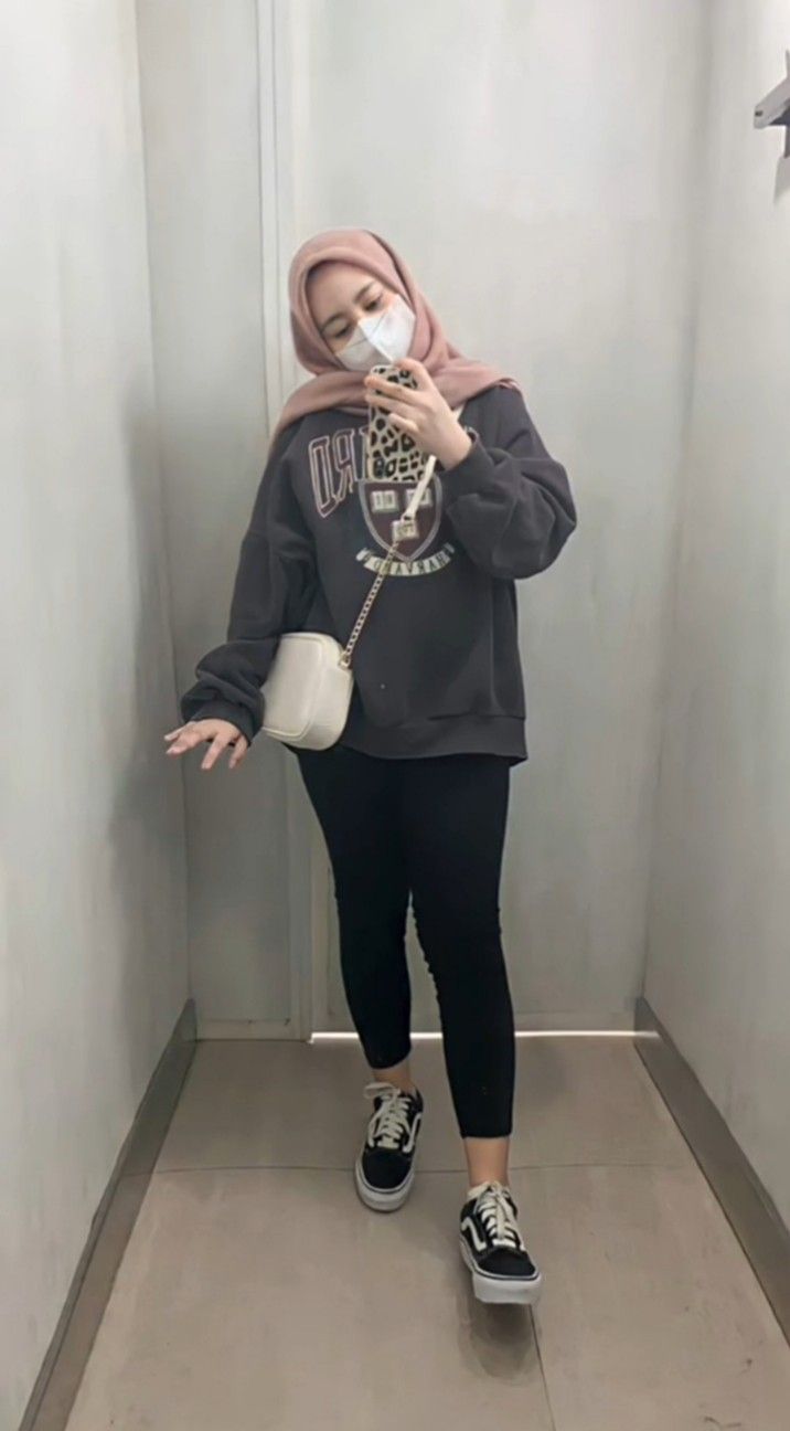 Hijabi Leggings Outfit, Ootd Leging, Oversized Sweater Outfit Hijab, Sweater Oversized Hijab, Ootd Sweater Oversize Hijab, Sweater Hijab Outfit, Ootd Hoodie Oversize Hijab, Outfit Sweater Oversize, Sweater Outfits Hijab