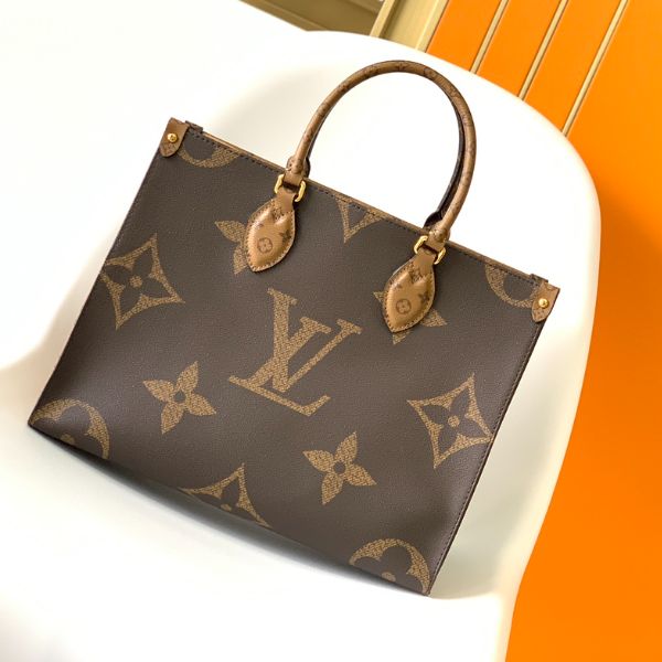 Onthego medium handbags are decorated with classic Monogram canvas and Monogram Reverse canvas on both sides, presenting different styles at will. The Toron's dual handles and shoulder strap allow for a variety of carrying options. 

Detailed features 34.0 x 26.0 x 13.0 cm (LxHxW) Louis Vuitton Onthego, Louis Vuitton Yayoi Kusama, Reverse Canvas, Louis Vuitton Capucines, Large Cosmetic Bag, Lv Purse, Classic Monogram, Lv Shoes, Medium Handbags