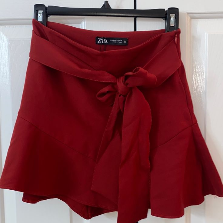 Brand New With Tags Zara Skirt With Bow, Side Zip Chic Red Flared Mini Skirt, Red Flared Skirt For Day Out, Red Zara Skirt For Summer, Zara Red Skirt For Summer, Red Flared Skort For Party, Red Party Skort With Flared Skirt, Chic Red Skort, Chic Red Short Skirt, Chic Short Red Skirt