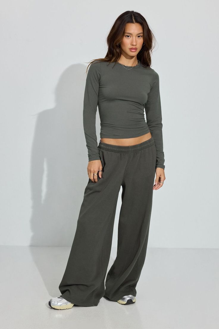 These sweats come with the widest legs for the comfiest girls. Features - Drawstring at elasticized waistband - Two-pocket styling - Ultra soft fleece lining Size & Fit - Fit: Relaxed + Wide Leg - Rise: High - Model is wearing size S Materials & Care - Content: 75% cotton, 25% recycled polyester - Care: Machine wash, cold - Imported Sweat Pants With Pockets, Baggy Wide Leg Sweatpants, Sweats Workout Outfit, Womens Baggy Pants, Low Rise Baggy Sweatpants, Woman Lounge Wear, Comfortable Street Wear, Gray Sweatpants Women, Skims Sweatpants Outfit