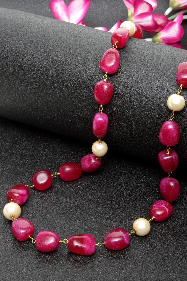 Ruby Necklace Designs, Silver Necklaces Women, Silver Pearl Necklace, Vintage Fashion Photography, Handmade Beaded Necklaces, Ruby Necklace, Coral Beads, Silver Pearls, Necklace Designs