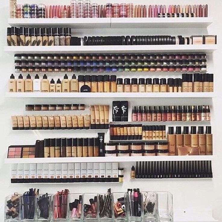 But who really need all that foundation but still goals Make Up Diy, Koleksi Makeup, Rangement Makeup, Penyimpanan Makeup, Make Up Tutorials, Makeup Organization Vanity, Make Up Tools, Natural Eyeshadow, Smink Inspiration