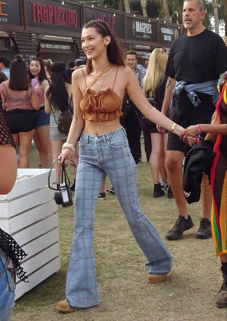 Bella Hadid Coachella, Outfits Primavera Verano, Gigi And Bella Hadid, Runway Walk, Summer Grunge, Outfits Primavera, Gigi And Bella, Baby Bells, Estilo Hippie