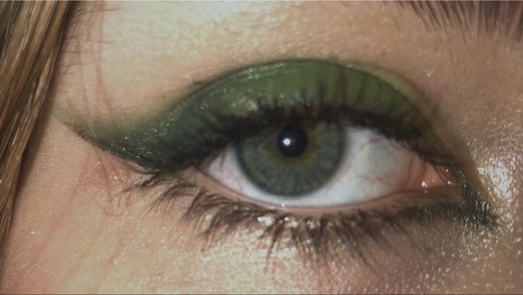 Green Grunge Makeup Looks, Green Eyepencil Makeup, Hooded Eye Makeup Green, Vintage Green Eyeshadow, Alt Green Makeup, Green Day Concert Outfit Ideas, Green Grunge Makeup, Alt Aesthetic Makeup, Green Alt Makeup