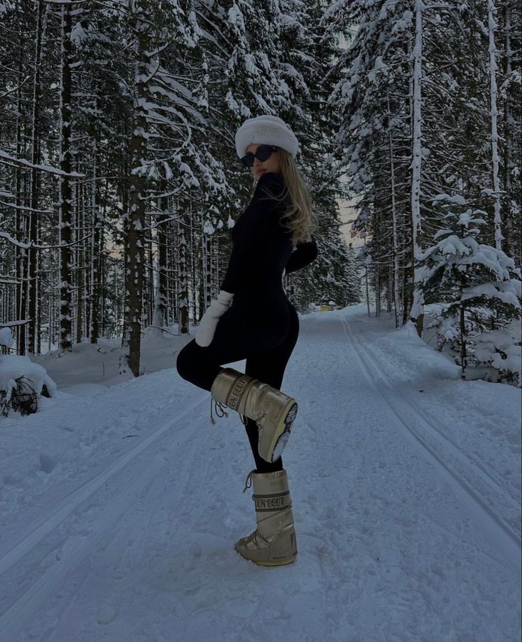 Girls Ski Trip, Ski Fits, Lake Tahoe Winter, Ski Trip Outfit, Latest Winter Fashion, Winter Outfits Snow, Snow Photoshoot, Spring Photoshoot, Snow Trip