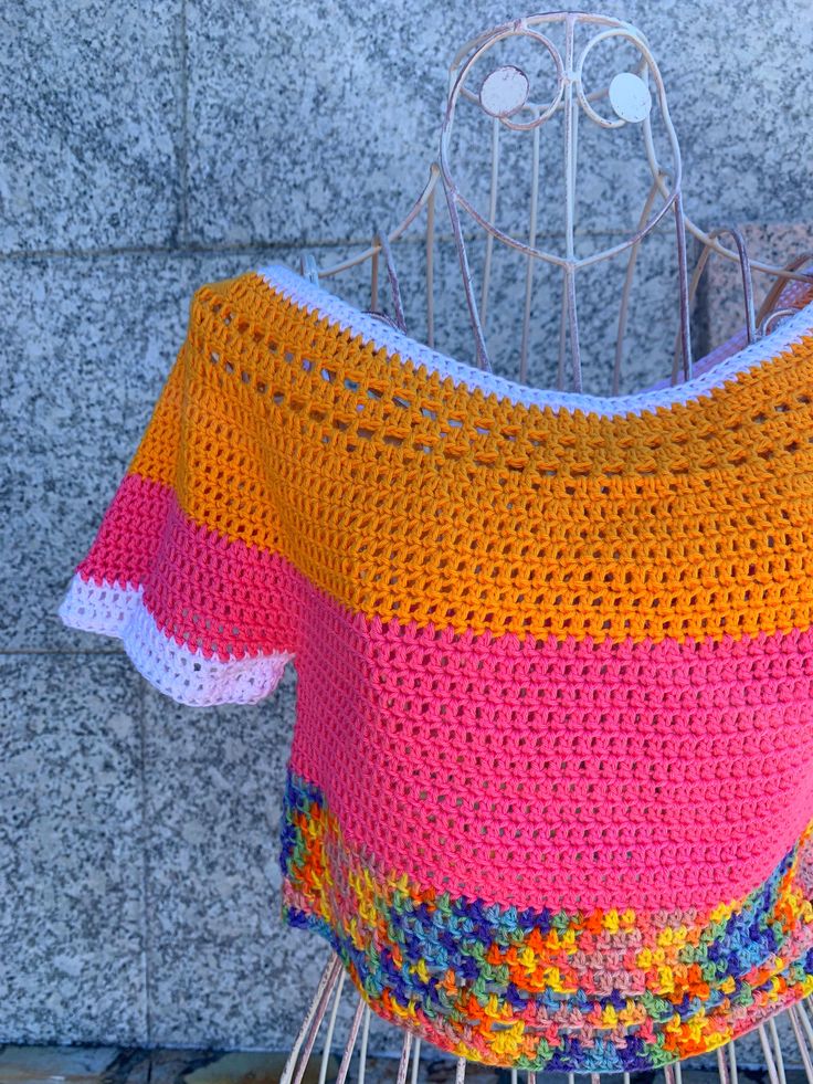 Fun top in bright colors, handmade with 100% cotton yarn. It is sleeveless, ideal to wear with jeans or shorts in summer or spring. And leave your navel exposed! Although if you prefer it to be a little longer, it can also be done. Ask us about colors, we have many more available. Unique handmade garment made for you 💚 🧺🧴Hand wash maximum 30 degrees, do not spin, do not iron, do not tumble dry. Multicolor Cotton Crop Top, Multicolor Cotton Cropped Crop Top, Multicolor Cropped Cotton Crop Top, Multicolor Short Sleeve Crop Top For Summer, Orange Cotton Crop Top For Summer, Orange Short Sleeve Crop Top For Summer, Spring Orange Cotton Crop Top, Handmade Multicolor Tops For Spring, Cotton Cropped Tops For Beach Season