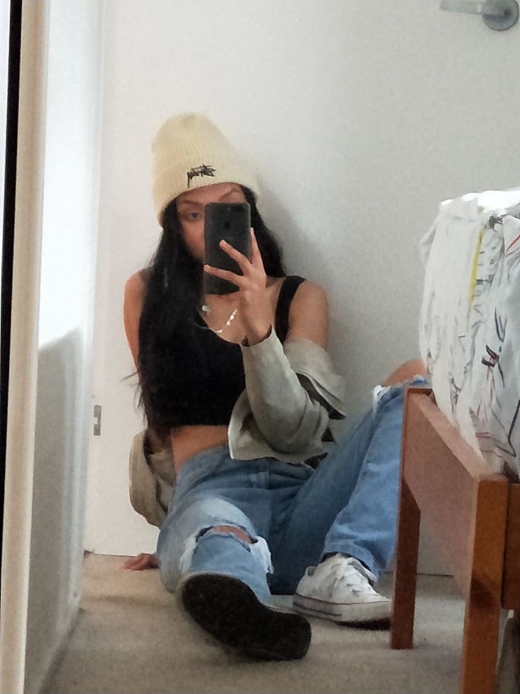 Stussy, converse, skater style, beanie, outfit, teenager, beige, cream, mirror outfit Off White Beanie Outfit, Beanie Outfit Ideas Women, Female Beanie Outfit, Outfit With Black Beanie, Beanie Summer Outfit, Beenie Outfit Girl, Outfits With White Beanie, White Beanie Outfit Aesthetic, Skater Beanie Outfit