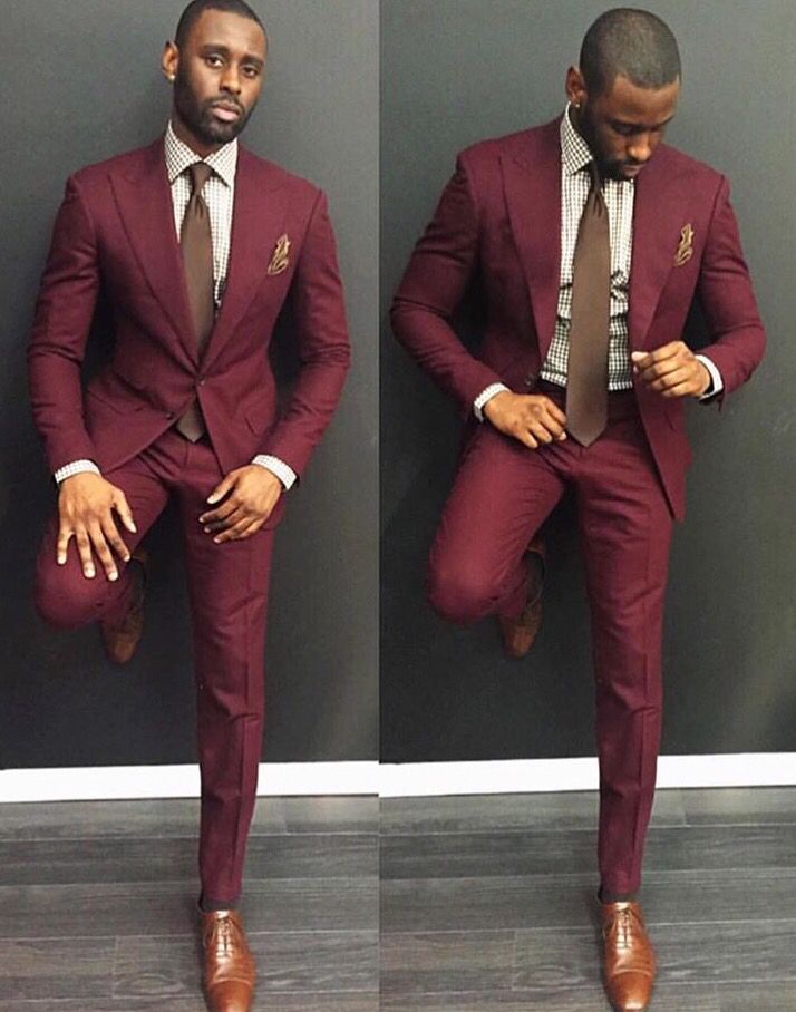 Bold, retro maroon color and slim-fit makes for a sleek modern look. Terno Slim, Style Gentleman, The Suits, Business Jacket, Male Style, Suit For Men, Mens Fashion Edgy, Mens Fashion Smart, Red Suit