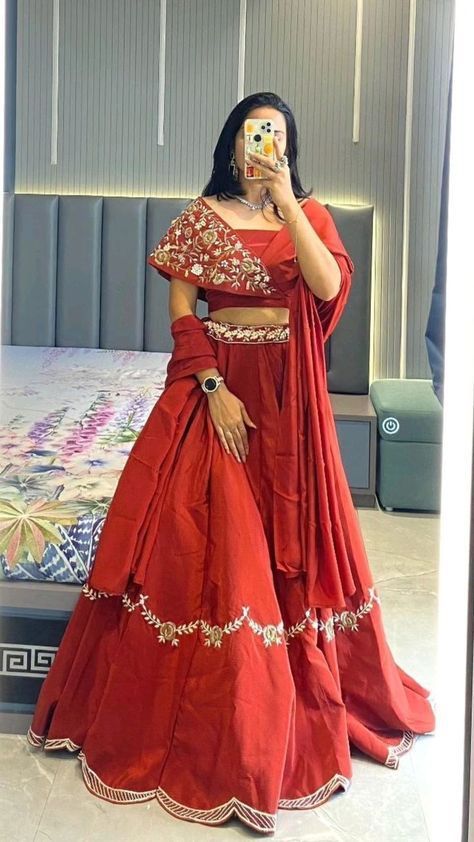 Blouse For Bridal Lehenga, Stylish Choli Designs, Ghagara Design Blouse, Lehnga Outfits Indian Fashion, New Chaniya Choli Designs, Red Lehenga Blouse Designs, Blouse Designs For Chaniya Choli, Chaniya Designs Style, Blouse Designs Chaniya Choli