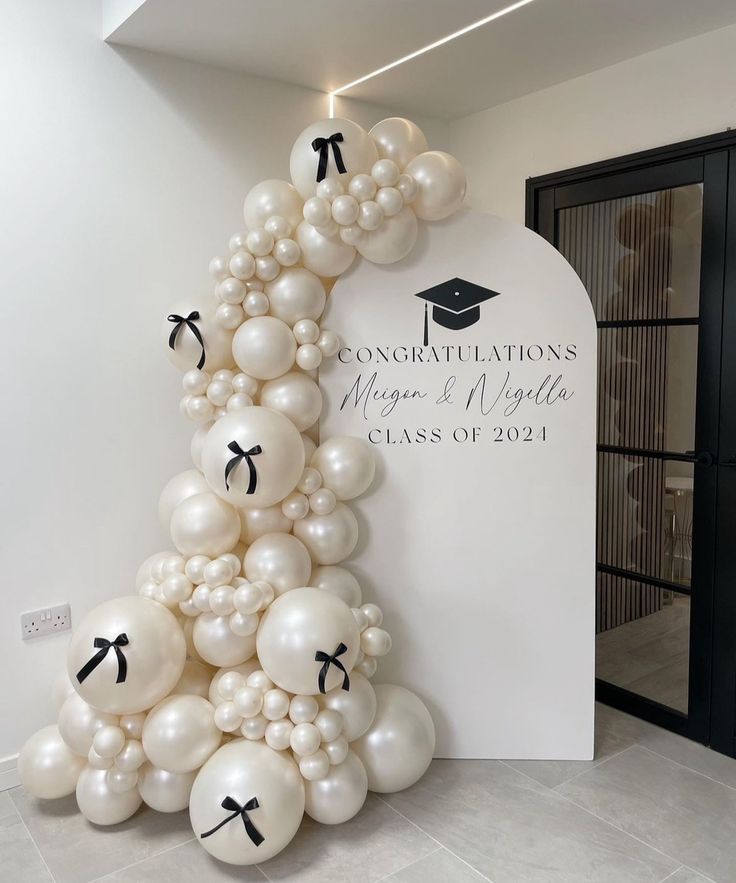 balloons are arranged in the shape of a graduation tree