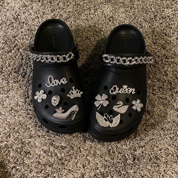 Nwot Black Crocs With A Bling Size 10 Outfits With Crocs Black Women, Crocs For Women, Baddie Crocs, Pearl Crocs, Crocs Black, Black Crocs With Jibbitz, Black Crocs Aesthetic, Crocs Pins, Black Crocs With Charms