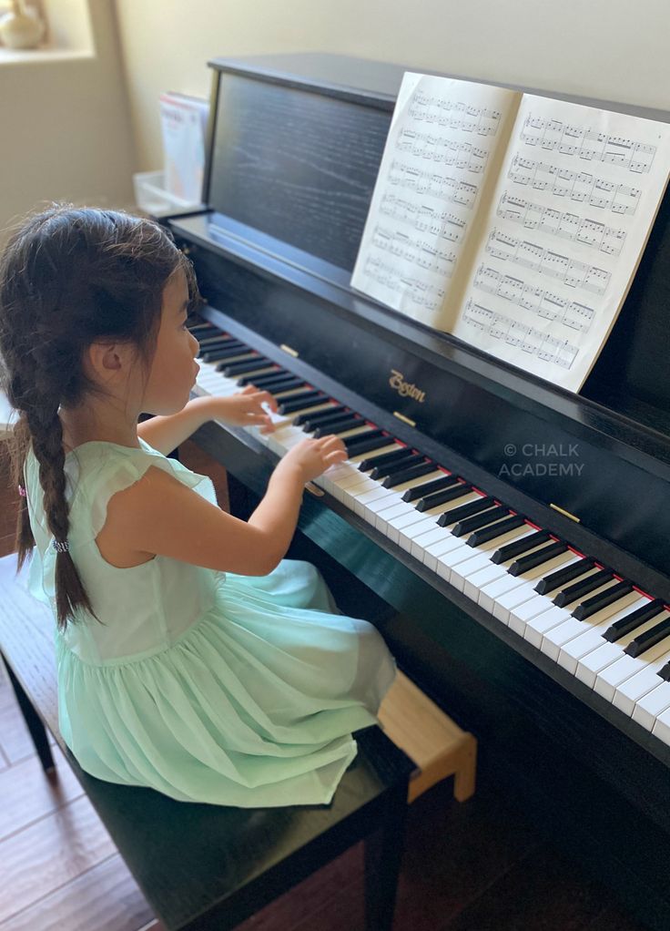 Music Theory Piano, Kids Instruments, Kids Piano, Japanese Kids, Music Lessons For Kids, Piano Recital, Kids Singing, Piano Practice, Hobbies For Kids