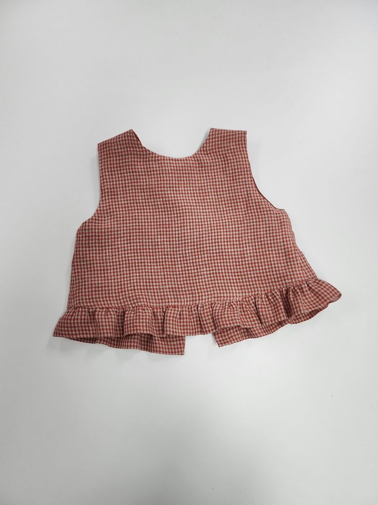 Cute Sleeveless Tops For Fall, Spring Cotton Vest With Ruffles, Cute Red Cotton Blouse, Red Cotton Vest Top, Upcycling Clothes Diy, Sewn Clothes, Sewing Projects Clothes, Diy Sewing Clothes, Refined Style