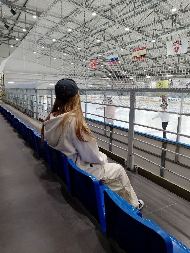 skating rink and hockey Hockey Outfits, Hockey Girlfriend, College Hockey, Graduation Picture Poses, Skating Rink, Hockey Girls, Blue Highlights, Hockey Games, Hockey Fans