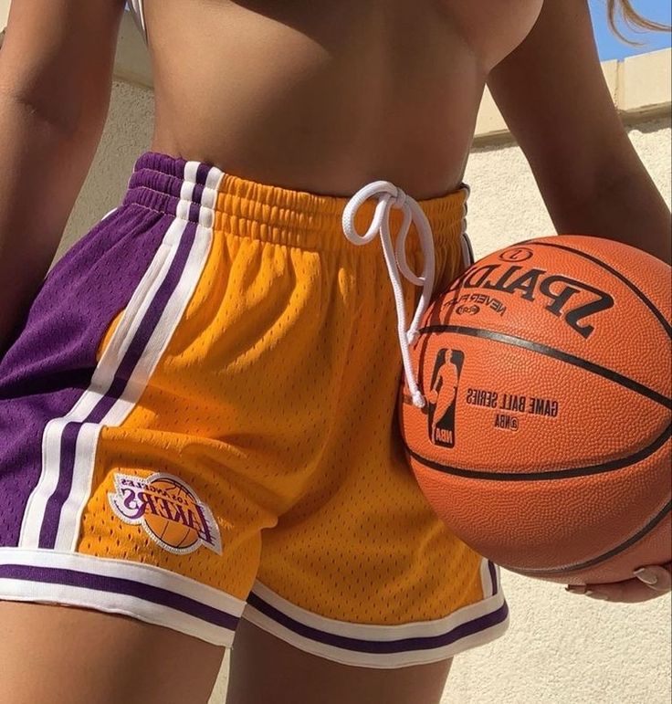 Lakers Outfit, Basketball Photography, Basketball Clothes, Sports Aesthetic, Seductive Clothes, Basketball Girls, Fashion Inspo Outfits, Cool Outfits, Summer Outfits