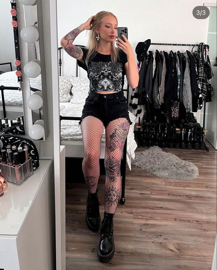 Rock Concert Outfit Fishnets, Misfits Concert Outfit, Metal Core Concert Outfit, Sui̇ci̇deboys Concert Outfits Women, Metal Concert Outfits Women, Black Shorts And Fishnets Outfits, Rock Fest Outfit, Hardcore Concert Outfit, Dark Edgy Tattoos