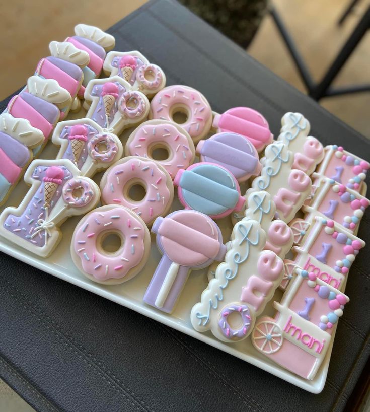 there are many decorated cookies on the tray