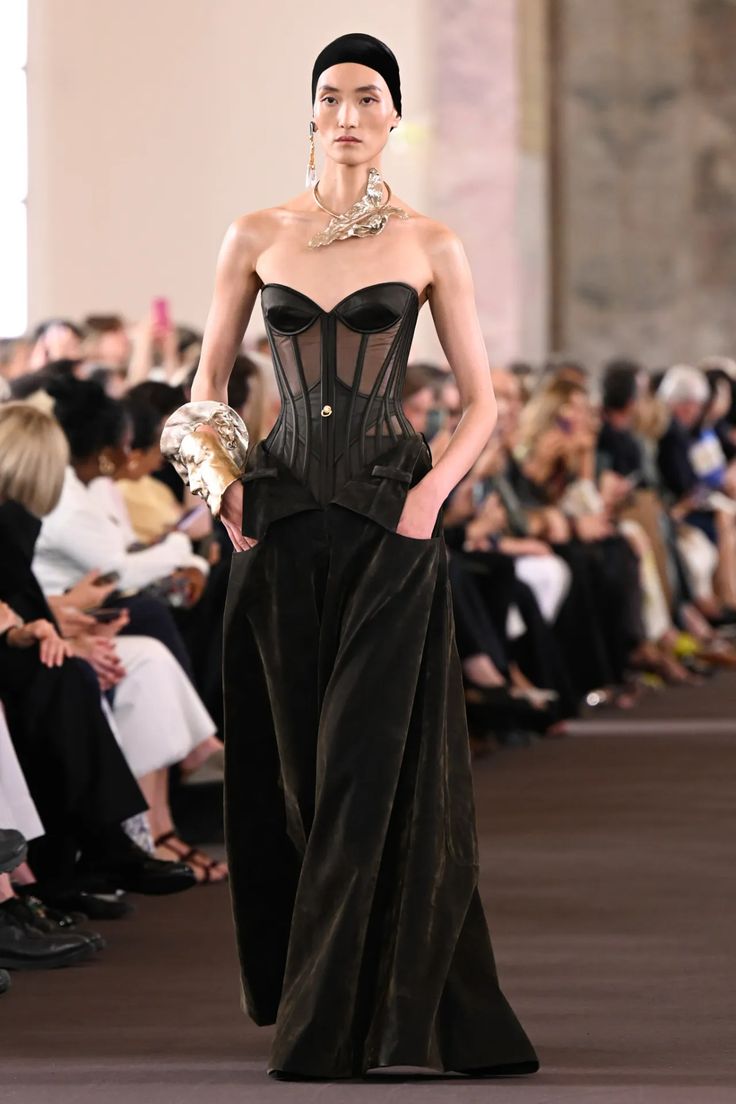 Schiaparelli Fall 2023 Couture, High Fashion Runway Outfits 2023, Couture Gowns Runway, Schiaparelli 2024 Haute Couture, Project Runway Outfits, Couture Suit Women, High Fashion Sketches, Couture Fashion 2023, High Fashion Runway Outfits