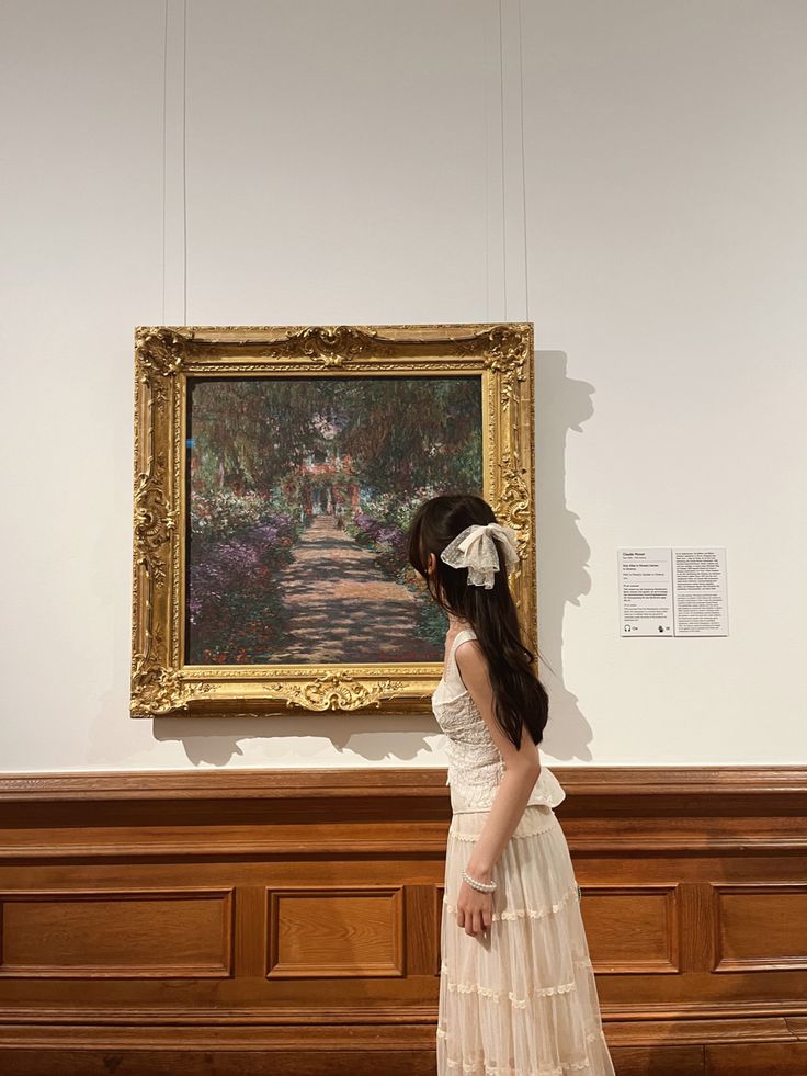 museum aesthetic, art aesthetic Art Museum Aesthetic Pink, Paris Museum Outfit, Metropolitan Museum Of Art Aesthetic, Art Museum Photo Ideas, Debussy Aesthetic, Art Museum Outfit Aesthetic, Art Museum Outfit Summer, Monique Aesthetic, Museum Fits Aesthetic