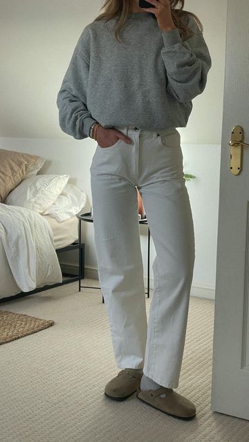 White Jeans Grey Sweater, Neutral Sweatshirt Outfit, Off White Pants Outfit Fall, Autumn White Jeans, Outfits With Off White Pants, White Jean Autumn Outfit, White Denim Jeans Outfit Winter, White 501 Jeans Outfit, Off White Jeans Outfit Winter