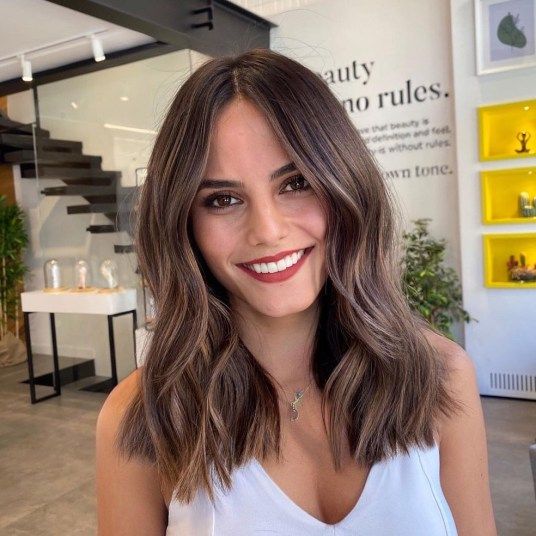 Thick Bob Haircut, Mid Haircuts, Angled Hair, Womens Haircuts Medium, Ash Blonde Balayage, Blonde Haircuts, Midlength Haircuts, Shoulder Length Hair Cuts, Brown Blonde Hair