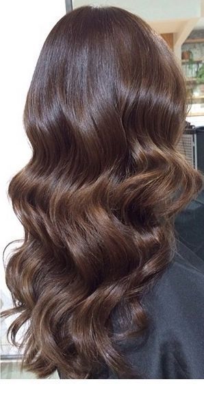 Brown Hair Hollywood Waves, Brunette Curled Wedding Hair, Soft Romantic Waves Hair, Halo Hair Extensions Wedding Styles, Brown Hair Curls Wedding, Bouncy Waves Long Hair, Brunette Curls Wedding, Bridal Hair Down Brunette Loose Curls, Wedding Hair Down Loose Curls