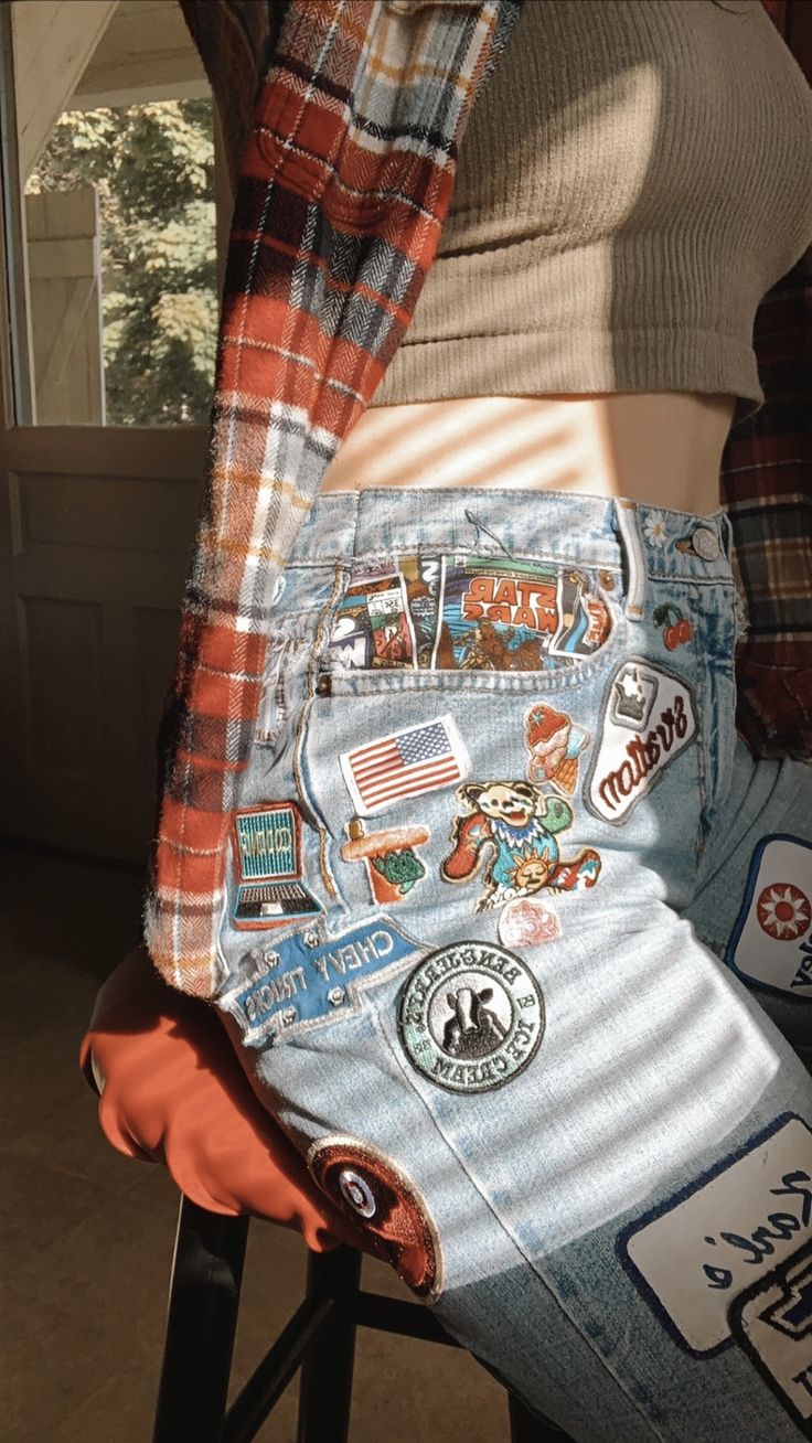 Patchy Jeans Outfit, Patches On Pants Ideas, Patch Jean Shorts, Baggy Jeans With Patches, Jeans With Iron On Patches, Iron On Patches Jeans, Iron Patches On Jeans, Denim With Patches, Where To Put Patches