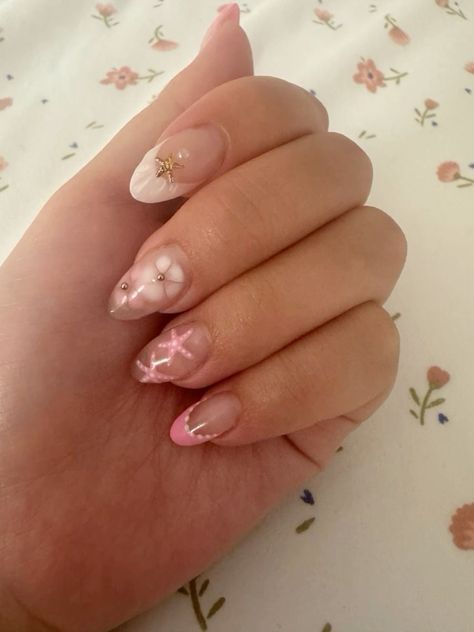 Near Years Nails, Gold Starfish Nails, Short Nail Art Aesthetic, Cute Nail Inspo Acrylic Almond, Ocean Summer Nails, Nail French Tip Almond, Starfish French Tip Nails, Ocean Aesthetic Nails, Pink Starfish Nails