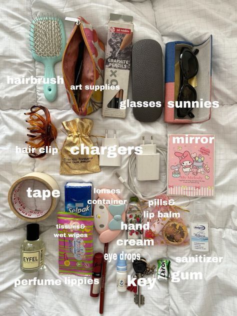 Daily Bag Essentials, Bag Essentials Aesthetic, Mini School Bag, Teen Handbags, Purse Aesthetic, What's In My Backpack, Everyday Bag Essentials, Sleepover Bag, Backpack Essentials