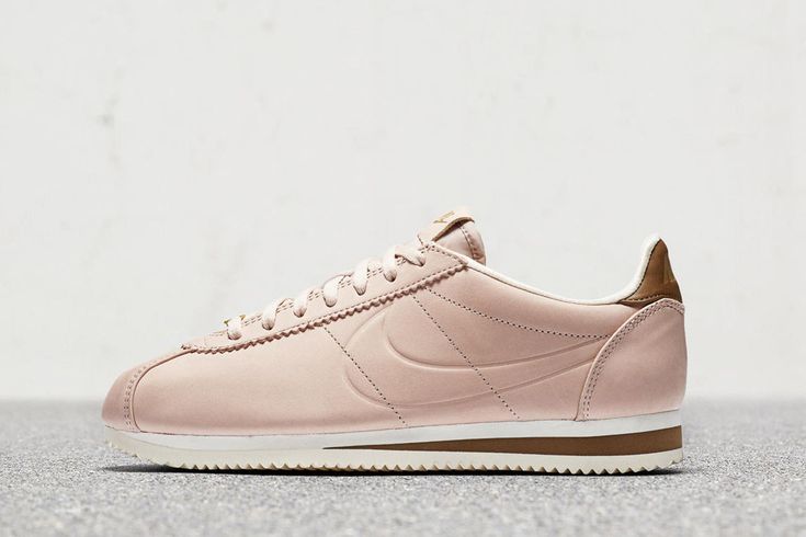 Maria Sharapova x Nike LA Cortez - EUKicks.com Sneaker Magazine Nike Rosa, Nike Cortez Women, Trendy Womens Sneakers, New Nike Sneakers, Classic Cortez, Nike Classic Cortez, Sneaker Magazine, Tenis Nike, Baskets Nike