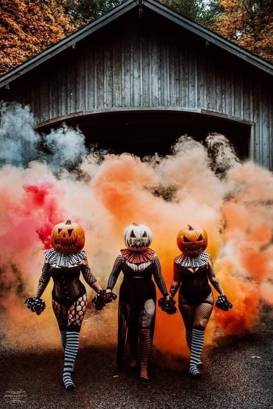 Bestie Halloween Pictures, Horror Character Photoshoot, Best Friend Pictures Photo Shoots Halloween, Friends Pumpkin Head Photoshoot, Halloween Pictures Family, Halloween Family Pictures Photo Shoot, Halloween Spooky Photoshoot, Horror Family Photoshoot, Bestie Halloween Photoshoot Ideas