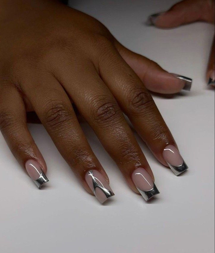 Bday Nails Long Square, Classy Metallic Nails, Acrylic Nails With Chrome Design, Cute Silver Nails Acrylic, Simple Nail Designs Silver, Silver Birthday Nails Short, Chrome And French Nails, Short Square Silver Nails, Cute Nail Designs For New Years