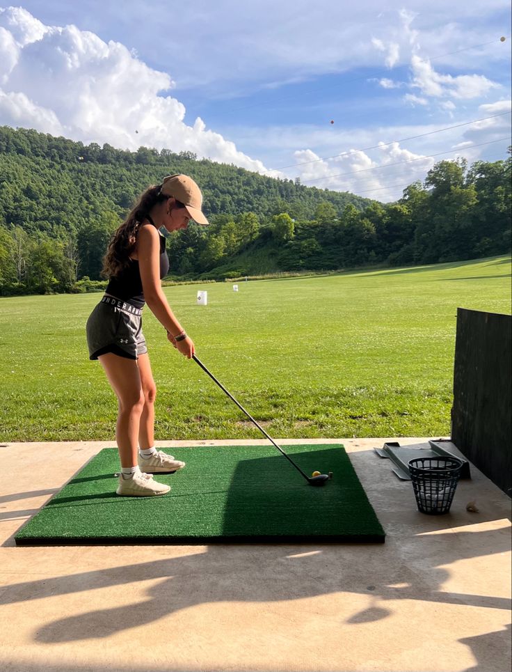 #golf #golfing #drivingrange #golfbabes #preppy Golf Range Aesthetic, Driving Range Aesthetic, Golf Girlfriend, Driving Range Golf, Golf Driving Range, Cute Golf Outfit, Golf Girl, Golf Range, Golf Inspiration