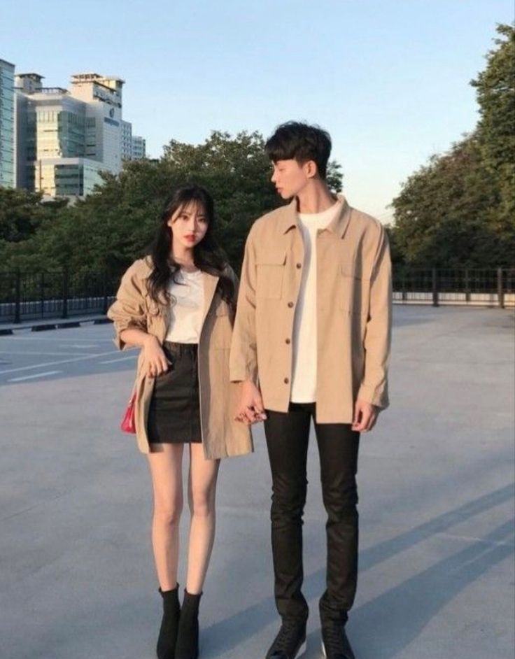 Blue Jeans Couple Outfit, Gray Couple Outfits, Korean Couples Matching Outfits, Matching Fits Couples Casual, Aesthetic Matching Outfits Couple, Couple Fits Korean, Ulzzang Couple Matching Outfits, Couple Korean Outfit, Asian Couple Outfits