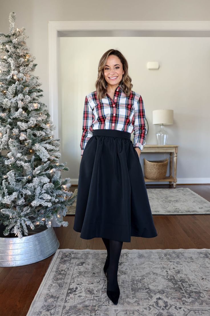 Holiday Family Photo Outfits - Pumps & Push Ups Pretty Christmas Outfits, Holiday Work Party Outfit Classy, Modest Christmas Outfit, Holiday Family Photo Outfits, Christmas Church Outfit, Christmas Outfit Inspiration, Casual Holiday Outfits, Family Holiday Photos, Sequin Outfit