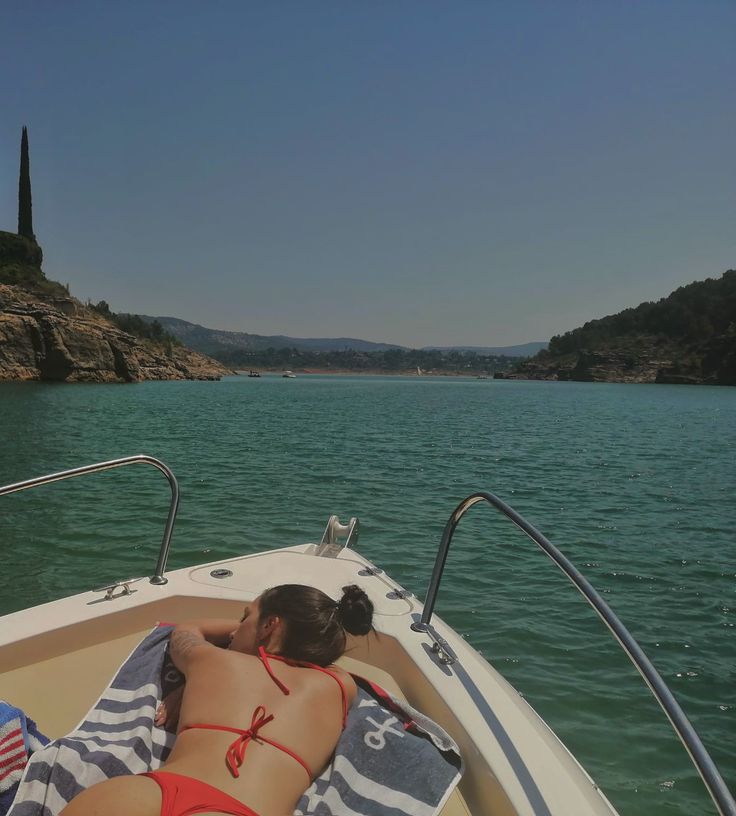 Boat Ig Pics, Summer On A Boat, Boat Poses Instagram Bikinis, Small Boat Aesthetic, Pontoon Aesthetic, Pontoon Boat Aesthetic, Aesthetic Boat Pictures, Summer Boat Pictures, Boat Pictures Ideas