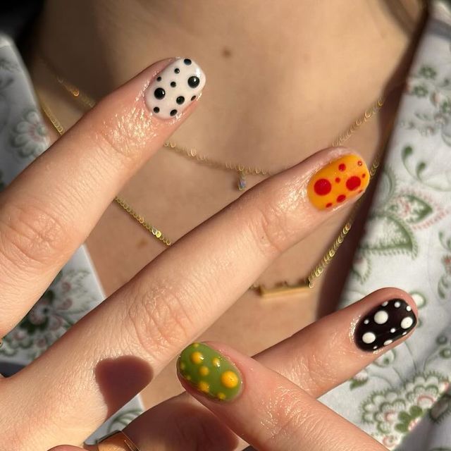 ❤ Hang Nguyen ❤ on Instagram: "Nail art can be this easy. Just a few dots away from rocking these mood boosters. Thanks @alix1509 for inspiring me and @emmaascott on this super fun Kusama look !!! #easynailart #loveart #art #naildesign #yayoikusama" Spotty Nail Art, Dotticure Nail Art, Yayoi Kusama Nails, Dotting Nail Art Designs, Dots On Nails, Easy Nail Art Diy, Nail Art Dots, Dotted Nail Art, Super Easy Nail Art