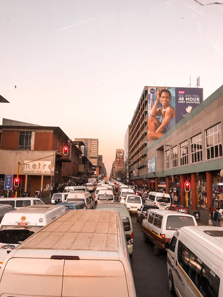 a busy city street filled with lots of traffic