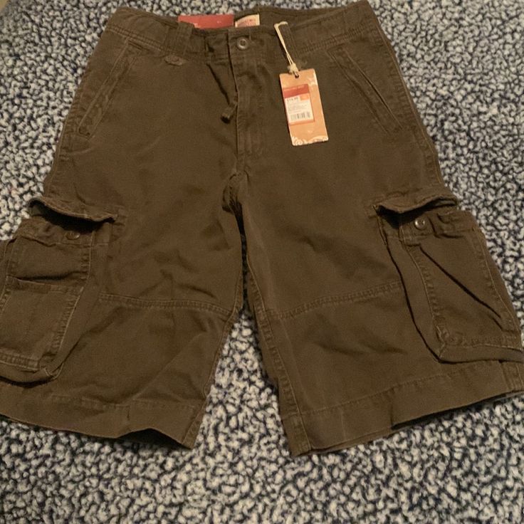 Reposhing This Item I Purchased From @Hippiechick26. Loved It, But Ready To Rotate For Something New. Questions? Leave A Comment Below! Cargo Shorts Aesthetic, Brown Cargo Shorts, Baggy Cargo Shorts, Grunge Shorts, Thrift Inspo, Navy Blue Tank Top, Girls Denim Shorts, Baggy Cargo Pants, Cream Shorts