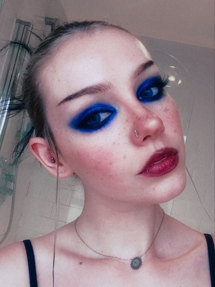 Fun Makeup Ideas Blue Eyes, Blue Face Makeup Looks, Dark Blue Make Up Looks, Alt Blue Makeup, Blue Alternative Makeup, Ergo Proxy Outfit, Electric Blue Eye Makeup, Black And Blue Makeup Looks, Blue Grunge Makeup