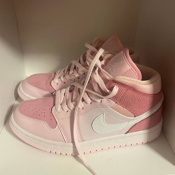 Digital Pink Jordans, Pink Jordan 1s, Jordan Rose, Pink Jordans, Pretty Sneakers, Trendy Shoes Sneakers, Dr Shoes, Preppy Shoes, Pretty Shoes Sneakers