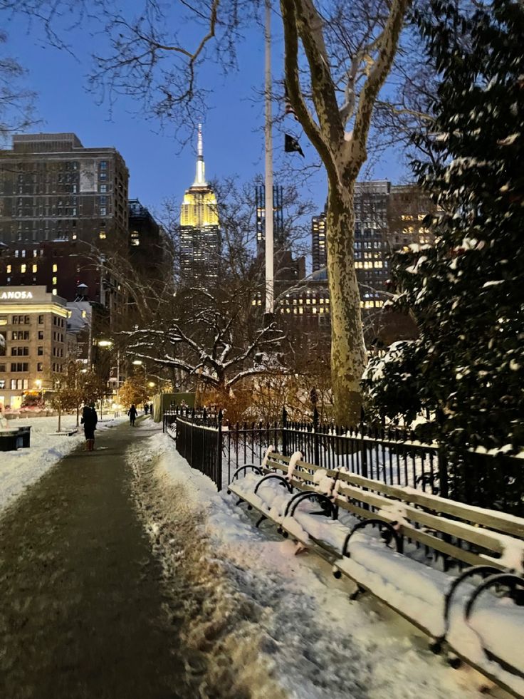 Snowy New York Aesthetic Places New York, Nee York Christmas Aesthetic, New York During Winter, Nyc During Winter, Winter Aesthetic Nyc, Ney York Christmas Aesthetic, Xmas In Nyc, New York Im Winter, Nyc In The Winter